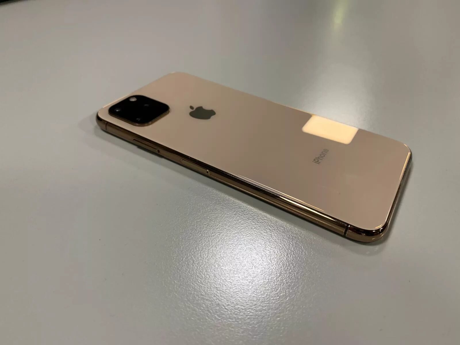 Домой на айфон 11. Китайский iphone 11. Айфон на столе. Айфон 11 про золотой. Айфон 11 на столе.