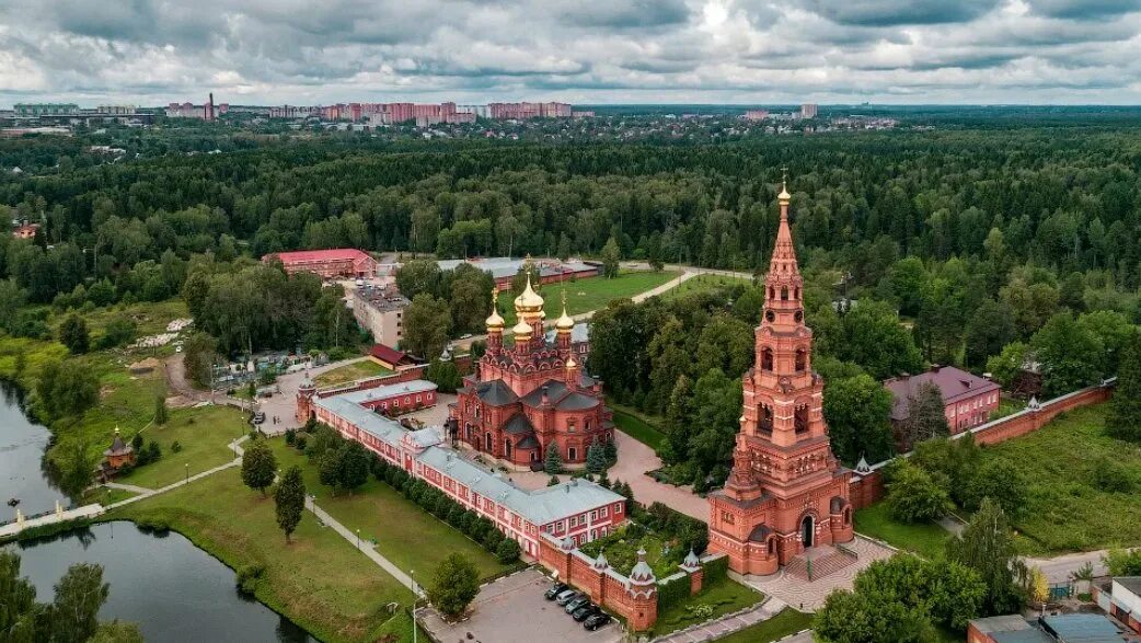 Хорошее подмосковье. Сергиев посад черниговский скит с высоты птичьего полета. озера сергиев посад с высоты птичьего полета. россия московская область. подмосковье (московская область).