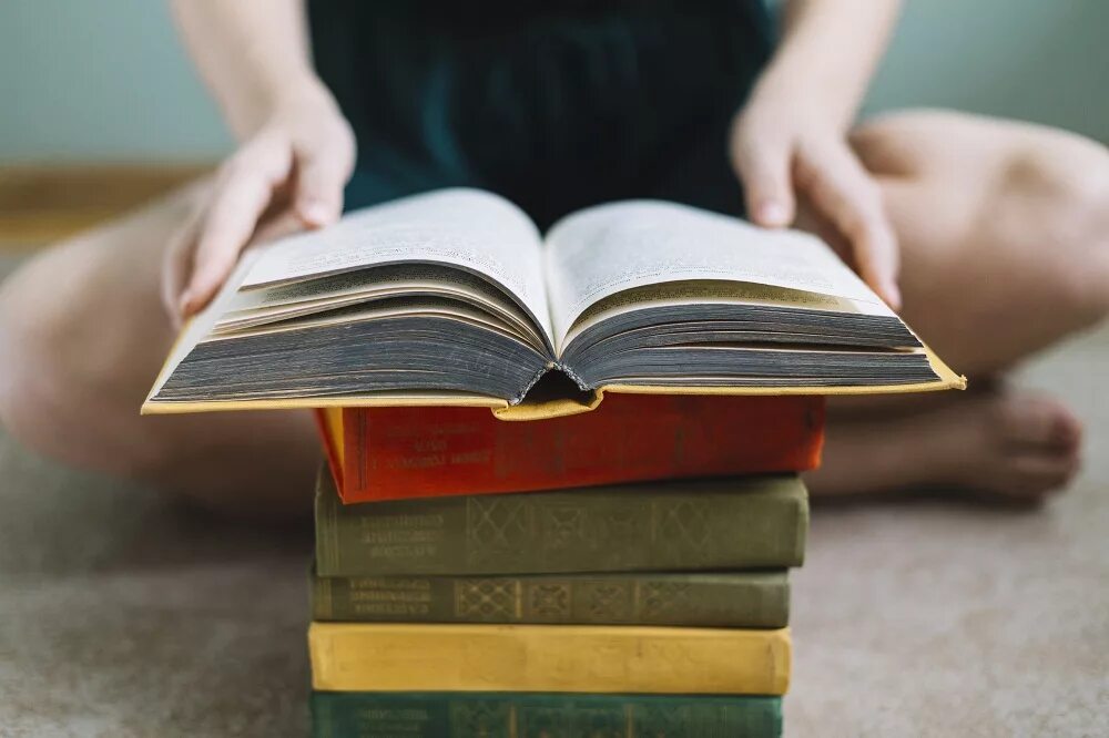 Читать предыдущую книгу. Дочитать книгу. картинки чтение книги старые. недочитанная книга. книги восемнадцать.
