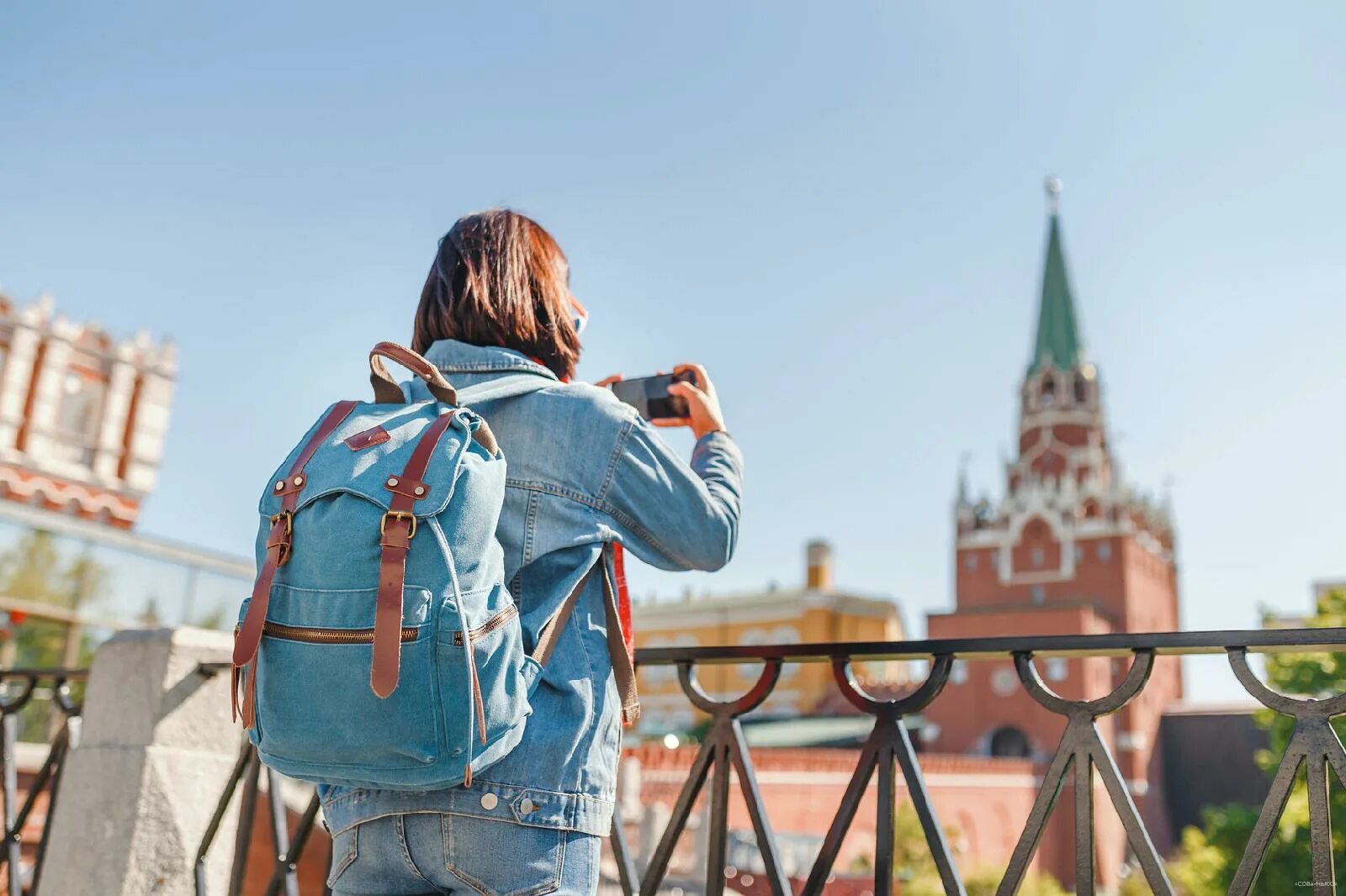 Туристы в России. Туристы в Москве. Туризм в России. Туристы в городе. Путешествующее лицо