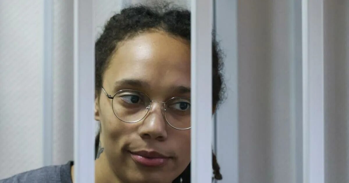 Приговорили к 9 годам. Бриттни грайнер. Бриттни грайнер. Приговорили к 9 годам. Бриттни грайнер.
