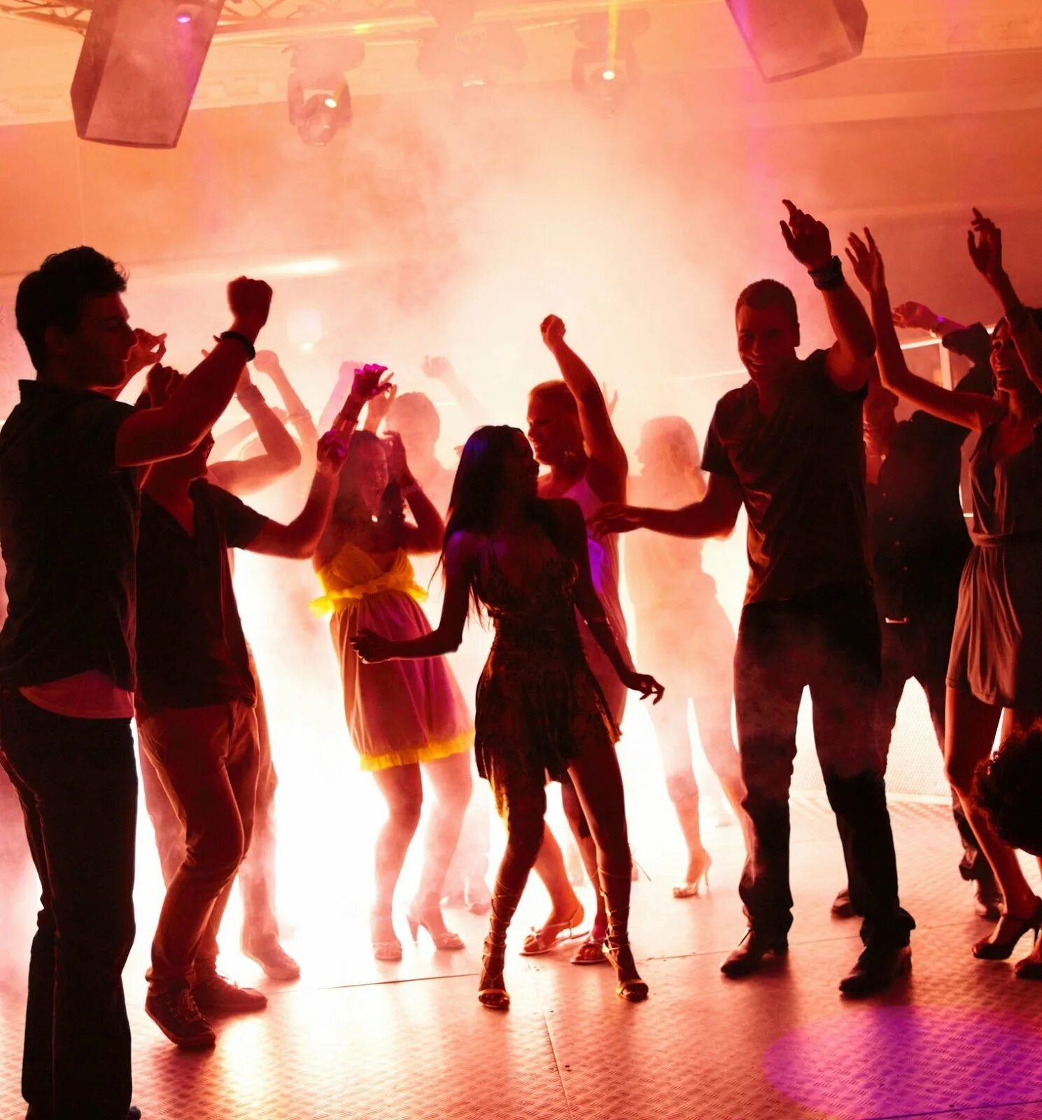 Клуб картинка. Клубные танцы. Танцы в клубе. Люди танцуют в клубе. Дискотека в клубе.