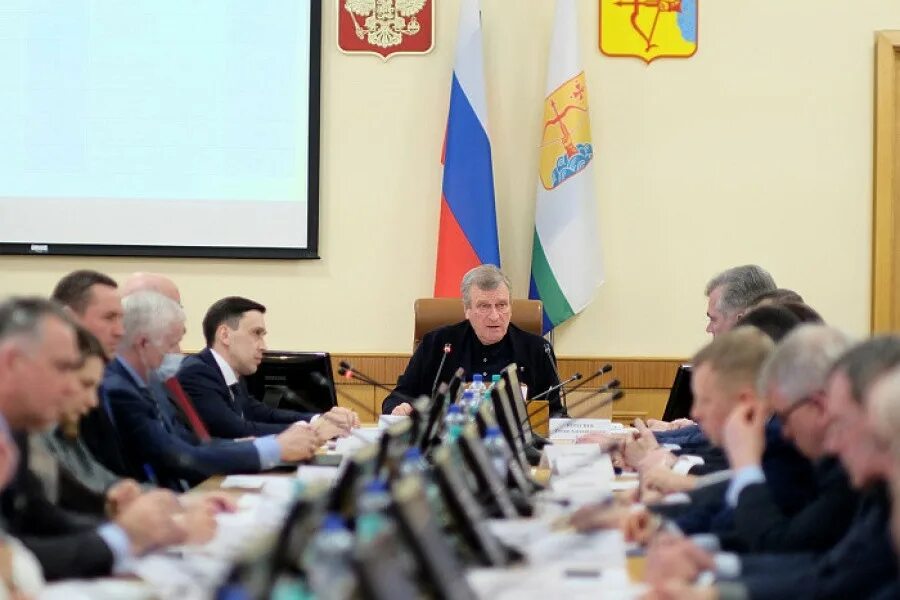 на совещание были приглашены директора