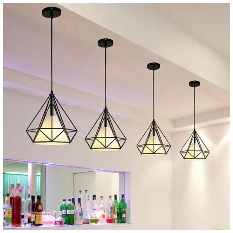 лампы над барной стойкой. лампы над барной. свисающие светильники над барной стойкой. лампы над барной. люстра над барной стойкой.