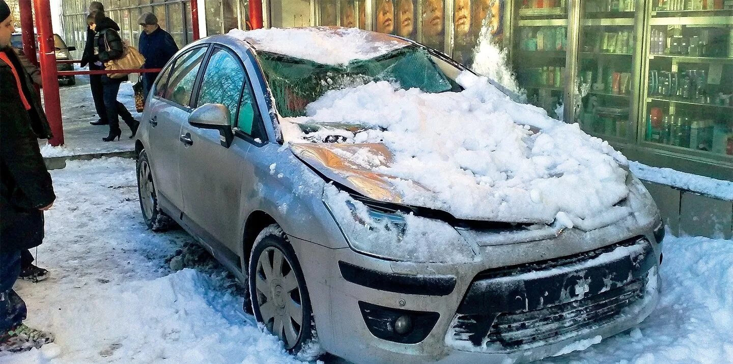 Машина в снегу. Машина во льду. Снег на крыше машины. Падение снега на автомобиль.