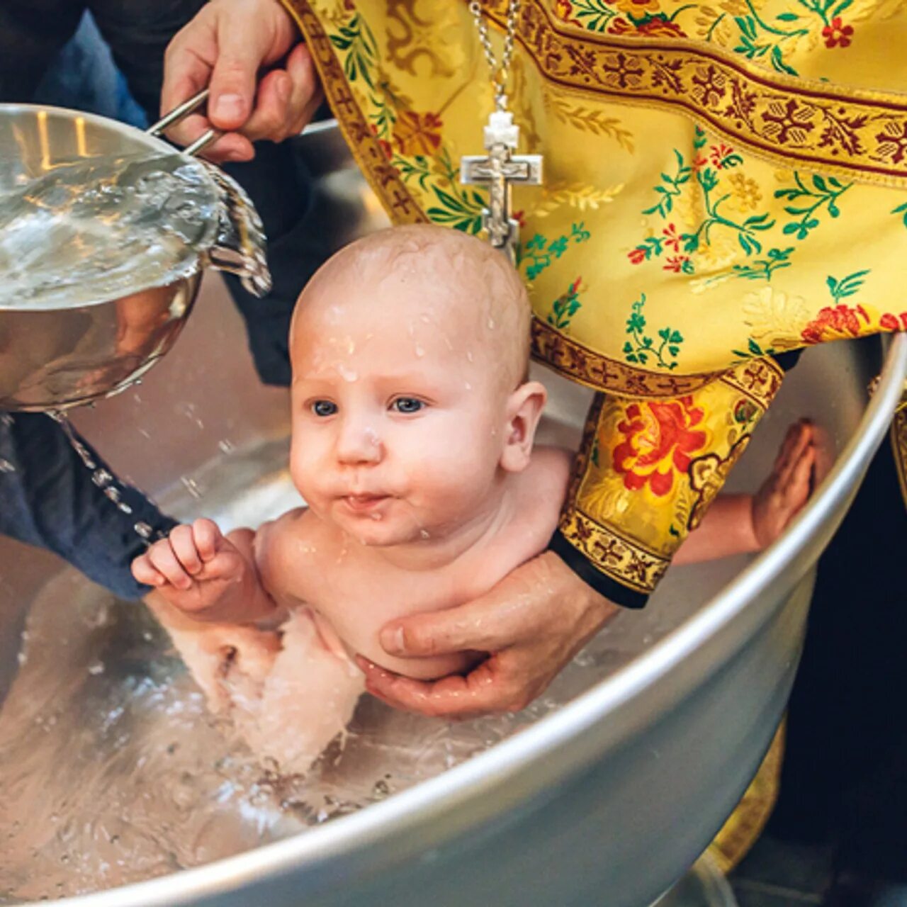 Крестить ребенка. Крещение маленьких детей. Крещение двухлетнего ребенка. Крестят новорожденного ребенка. После крещения младенца