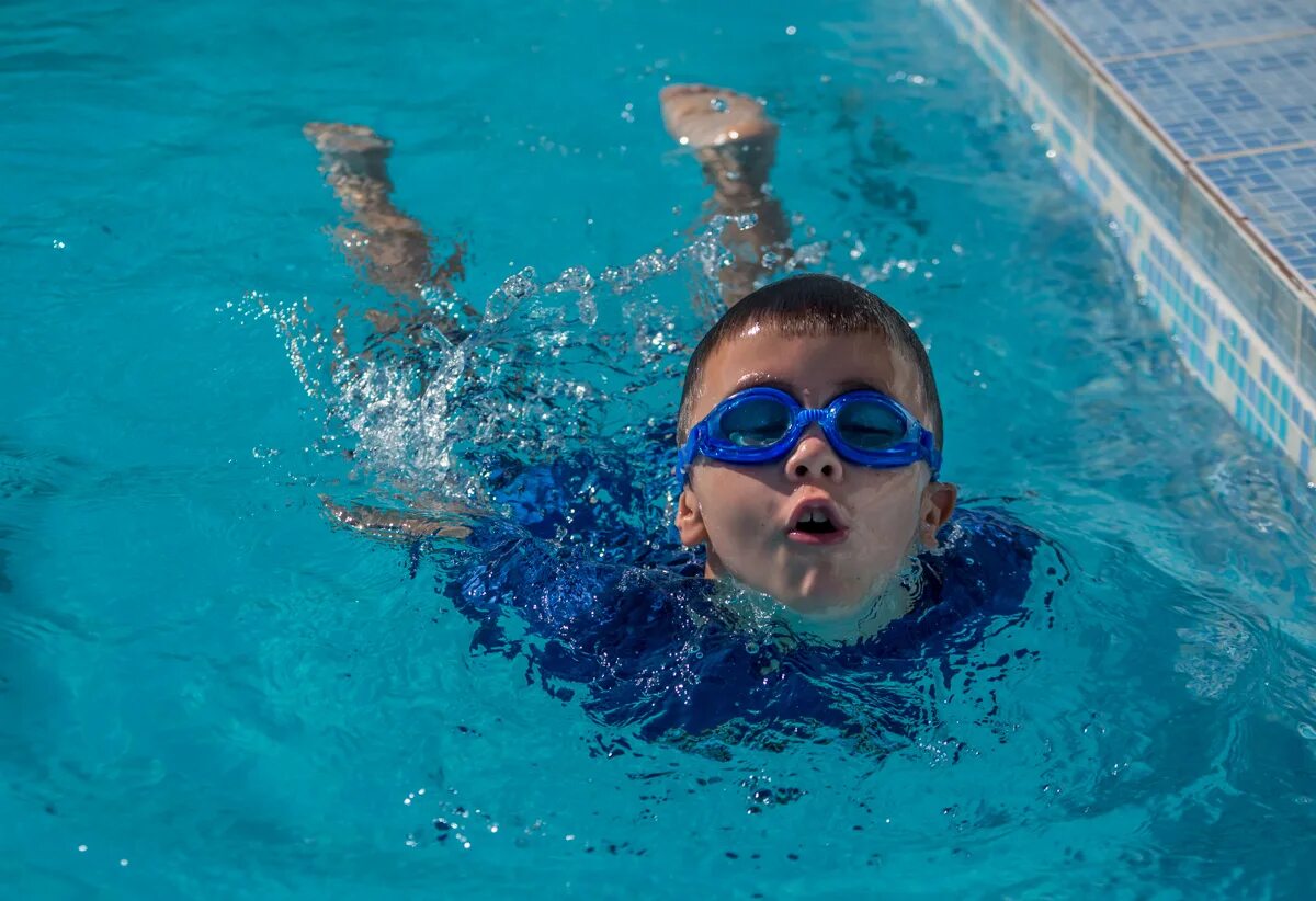 Про плавание детей. Плавание дети. Дети плавают в бассейне. Мальчик плавает. Мальчики в бассейне.
