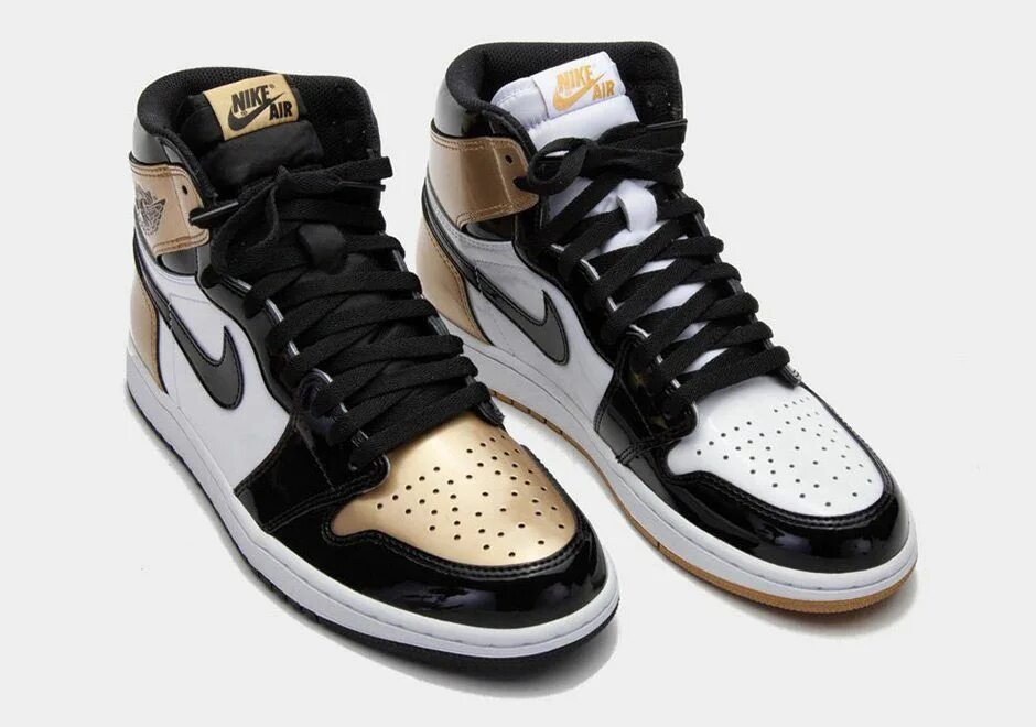 Jordan gold. Черные с золотым Air Jordan 1. Air Jordan 1 Gold. Nike Jordan Gold. Nike золотые Джордана.