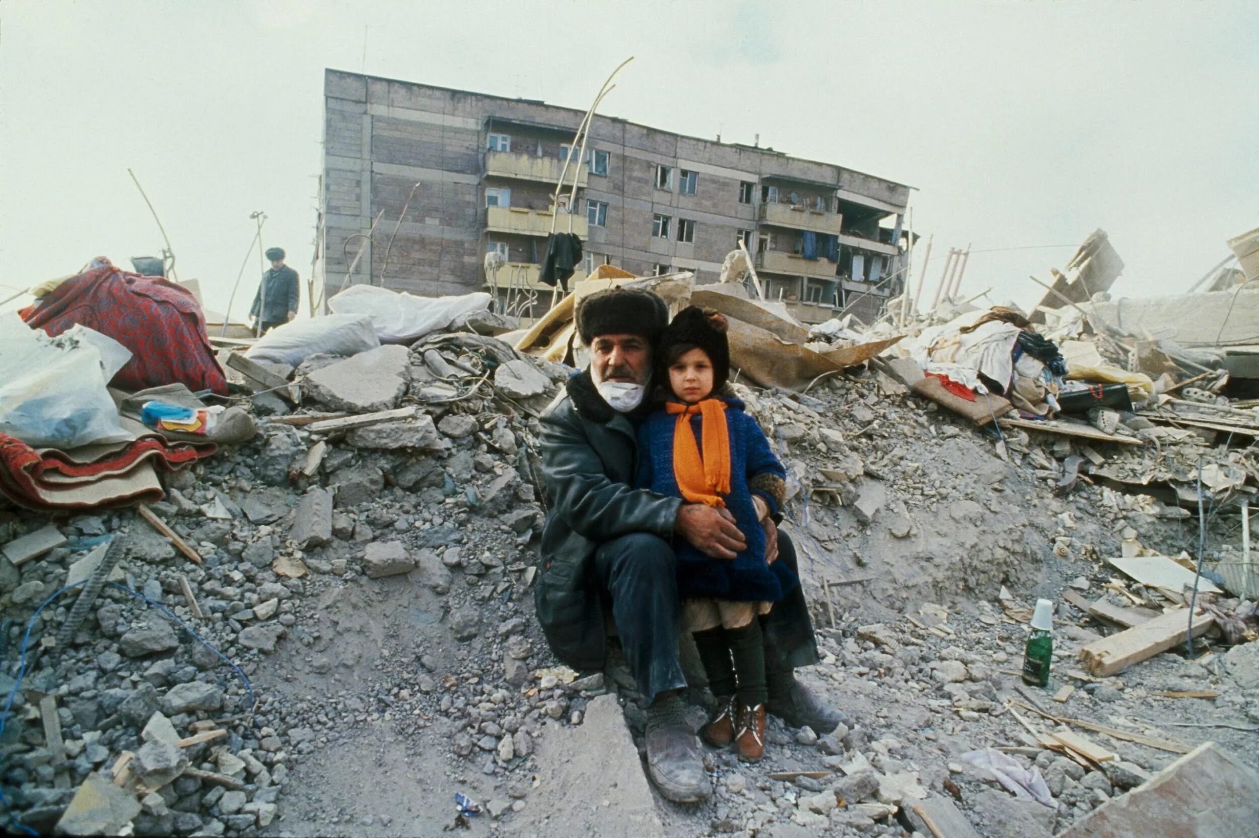 Армения землетрясение погибших. 7 Декабря 1988 землетрясение в Армении. Землетрясение в Спитаке в Армении 1988. Степанаван Армения землетрясение 1988.