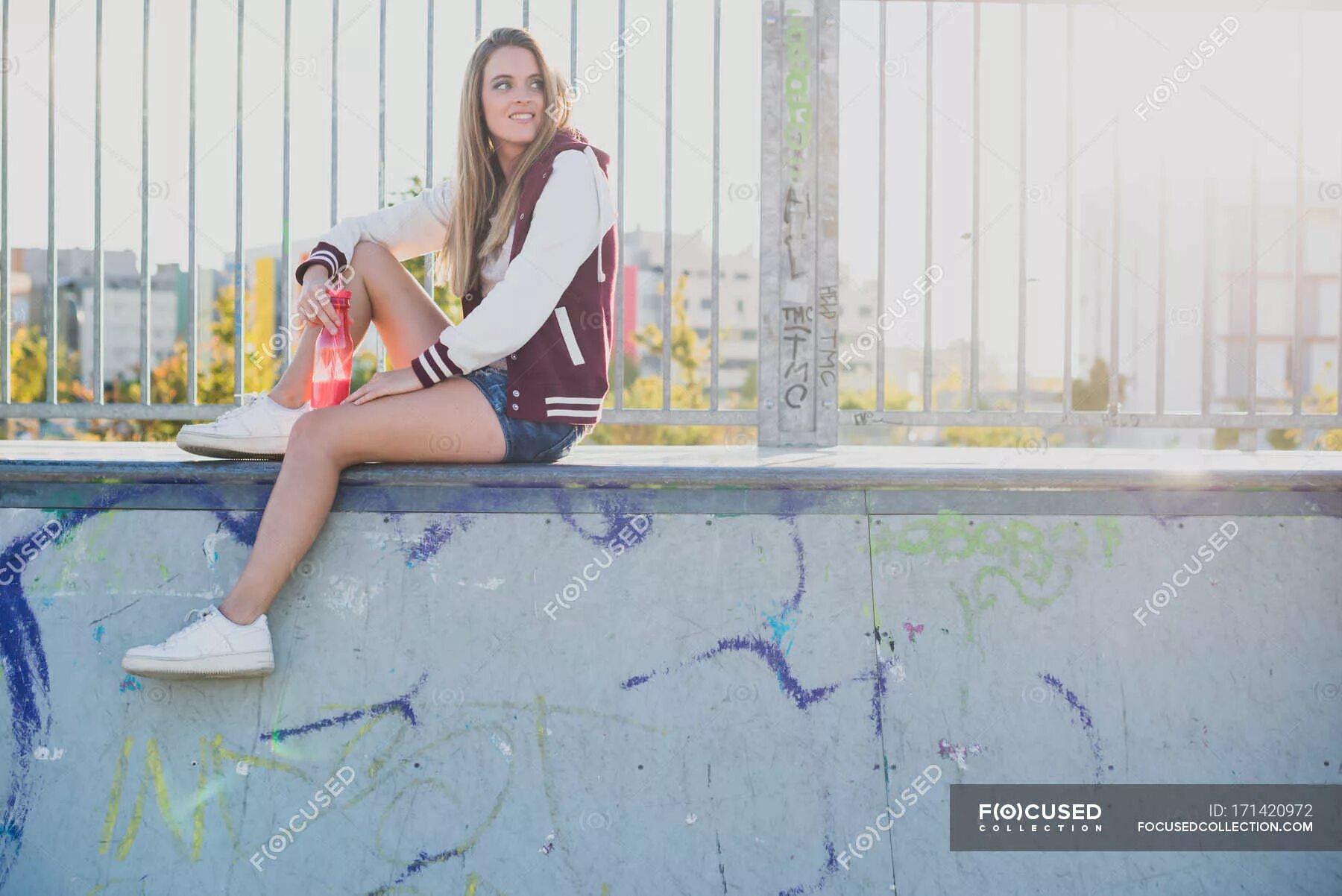 Девочка сидит на трубе. Фотосессия на крыше. Девочка сидит на трубе. Девушка с биноклем. Девочка сидит на трубе.