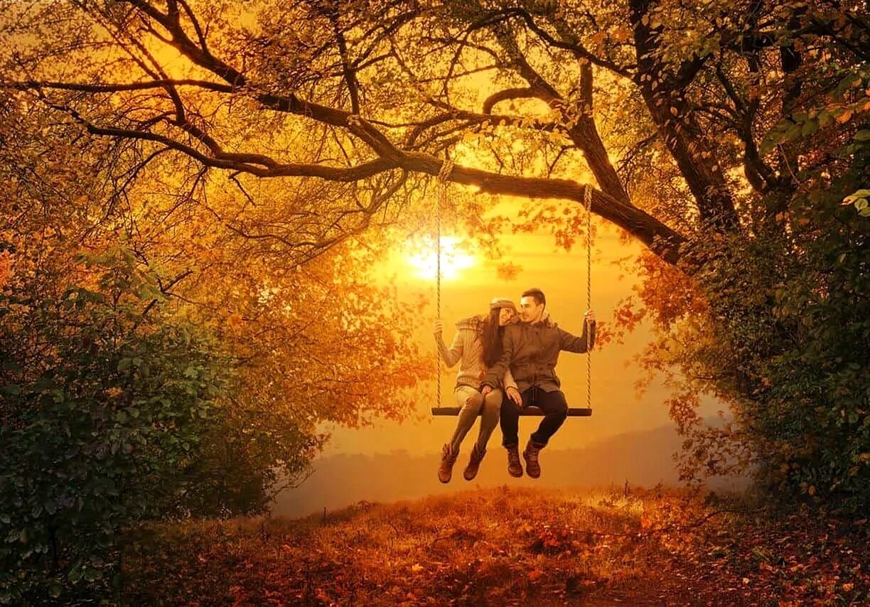 Осень любовь. Прогулка в осеннем парке. Осень романтика. Влюбленные на качелях.