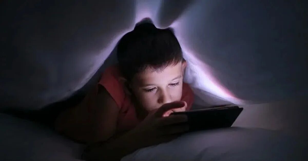 Спать в телефоне играть. Человек в телефоне ночью. Телефон под одеялом. Человек под одеялом с телефоном. Чтение под одеялом с фонариком.