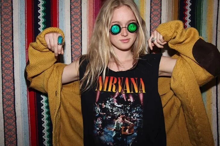 Девушка нирвана. Nirvana фанаты. фанатки нирваны. поклонники нирваны. стиль гранж нирвана.