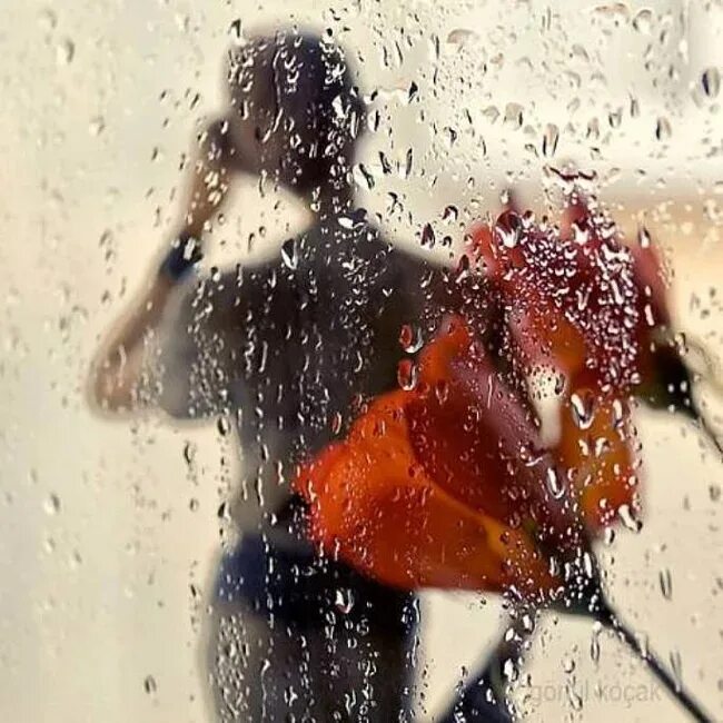Дождливый день. Осень дождь любовь. Дождь в душе. Девушка за мокрым стеклом.