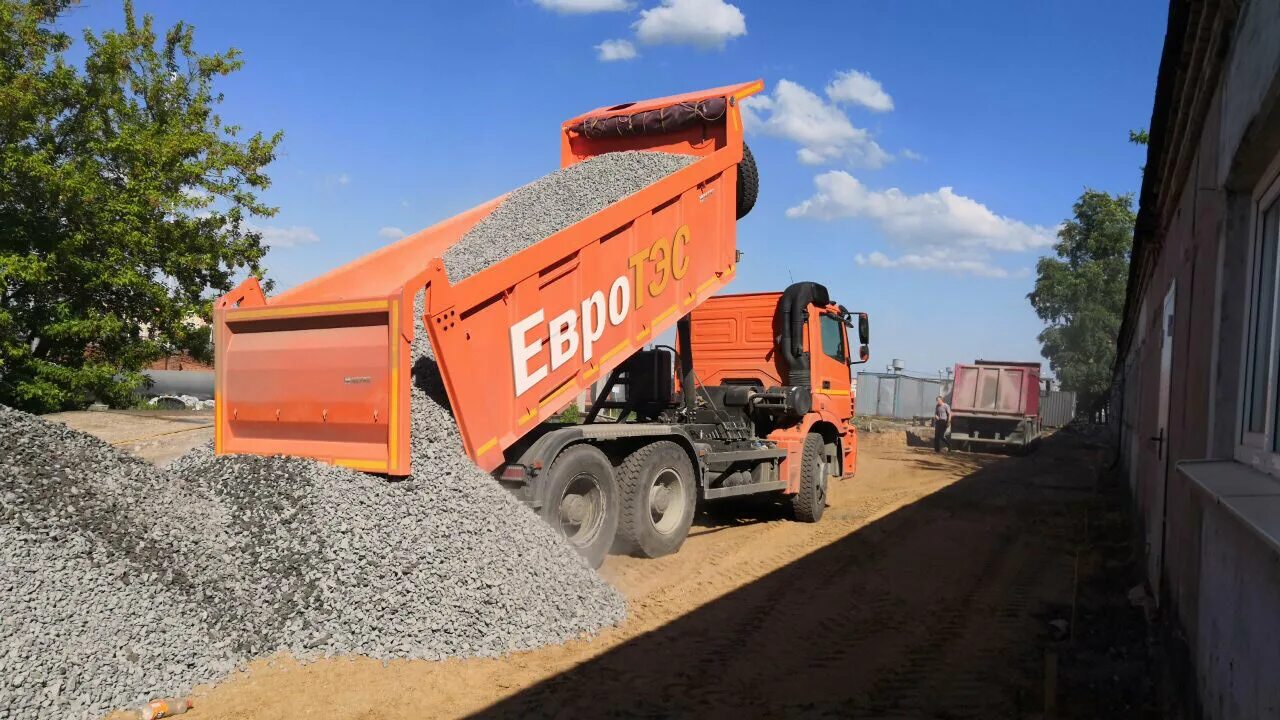 Камаз 6520 с щебнем. Камаз щебня. Камаз 65115 с песком. Камаз щебня. Камаз 65115 щебень.