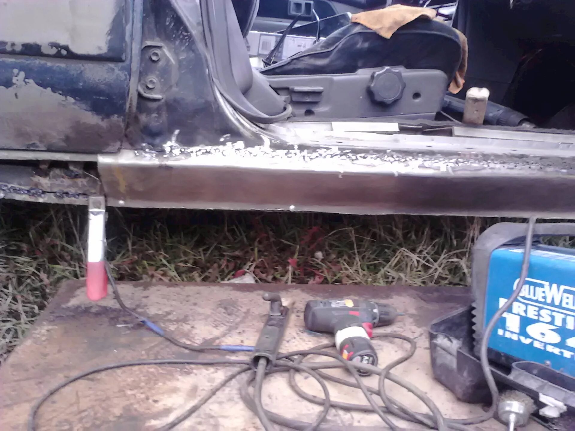 Сварка порогов. Сварка порога 2110 инвертором. Как приварить пороги. Переварка порогов ленд крузер 100. Сварка порогов ваз.