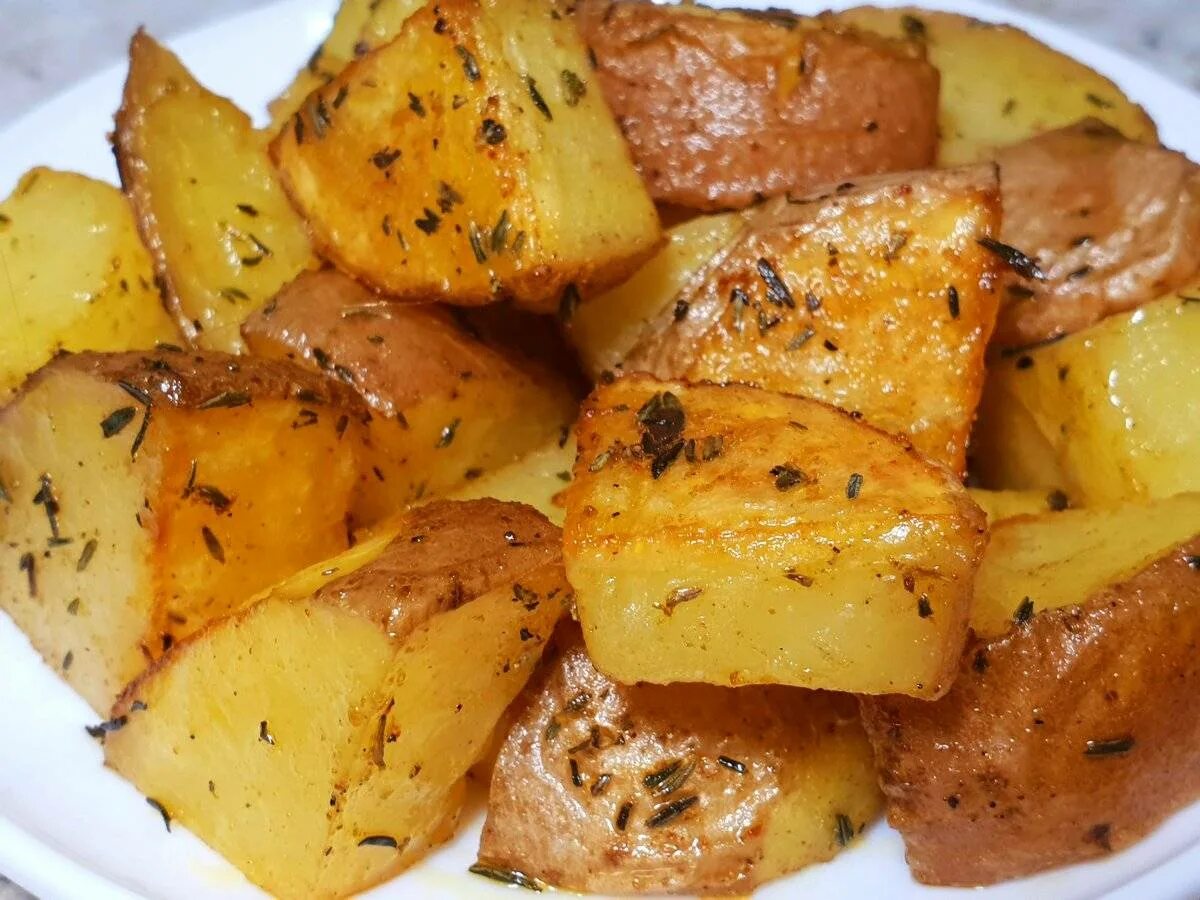 Рецепт вкусной картошки в духовке. Картошка в духовке. Картошка в духовке запеченная. Печёная картошка в духовке. Сочная картошка в духовке.