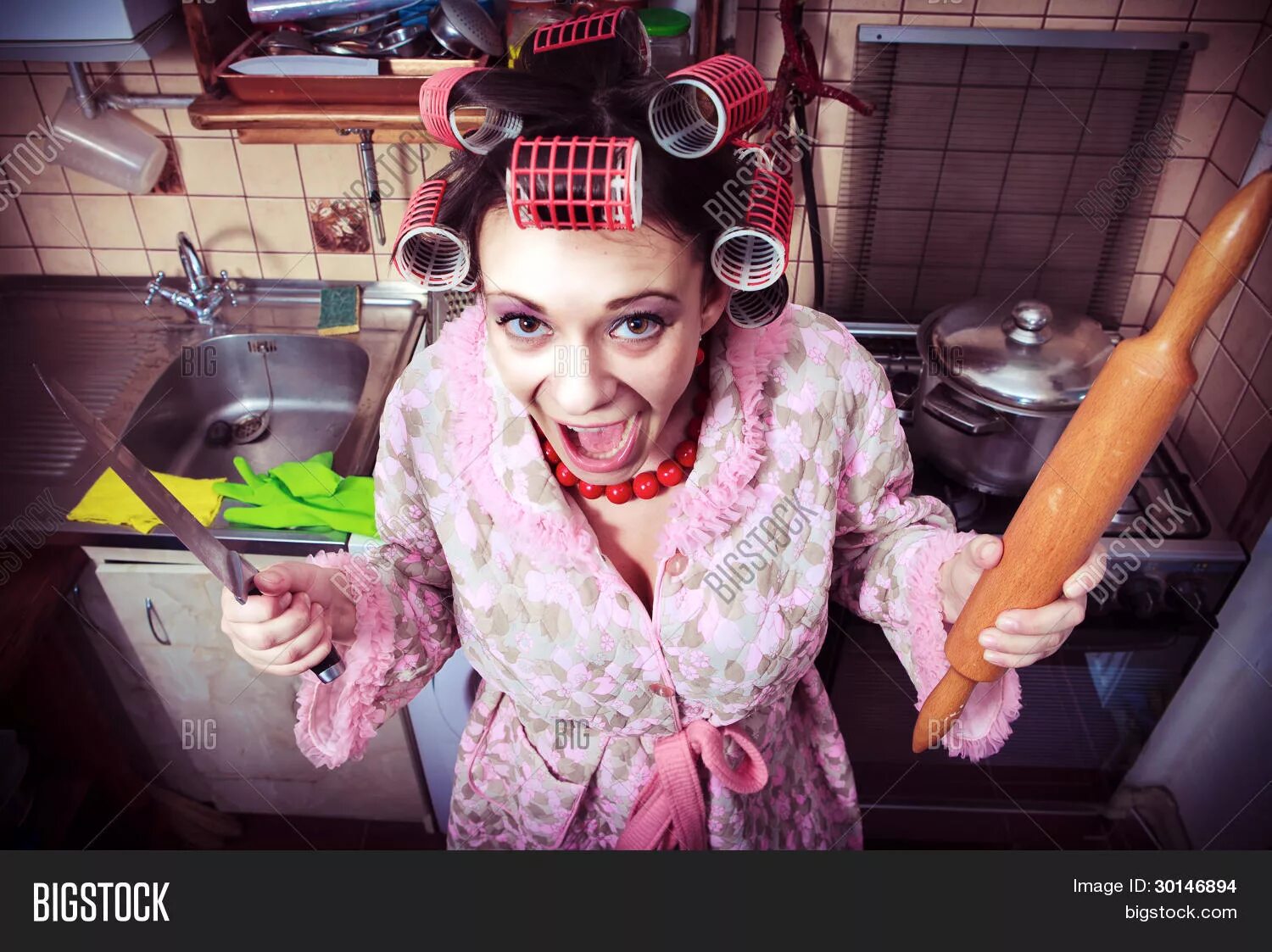 Глупая хозяйка. Женщина в бигудях и халате. Фотосессия на кухне с бигудями. Сумасшедшая женщина. Домохозяйка в бигудях и халате.