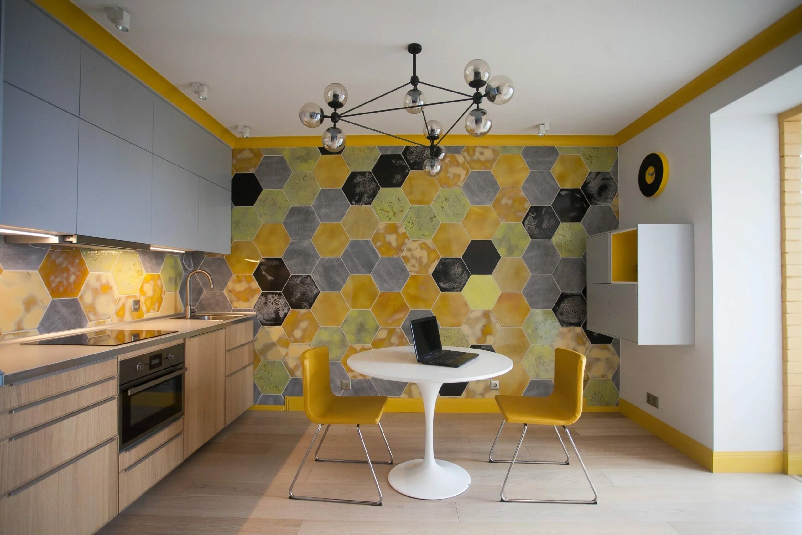Интерьер кухни стены фото. Желтая кухня в интерьере. Стены на кухне. Акцентная стена на кухне. Желтые стены на кухне.