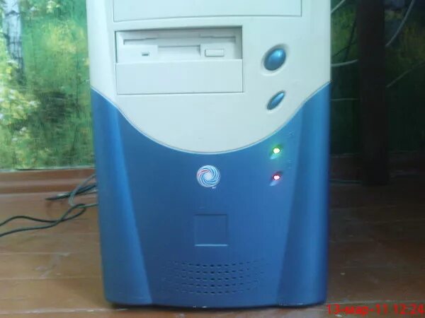 Системный блок + монитор. Системный блок не горит лампочка. Обозначение кнопок на системном блоке. Запыленный системный блок. Комп внутри.