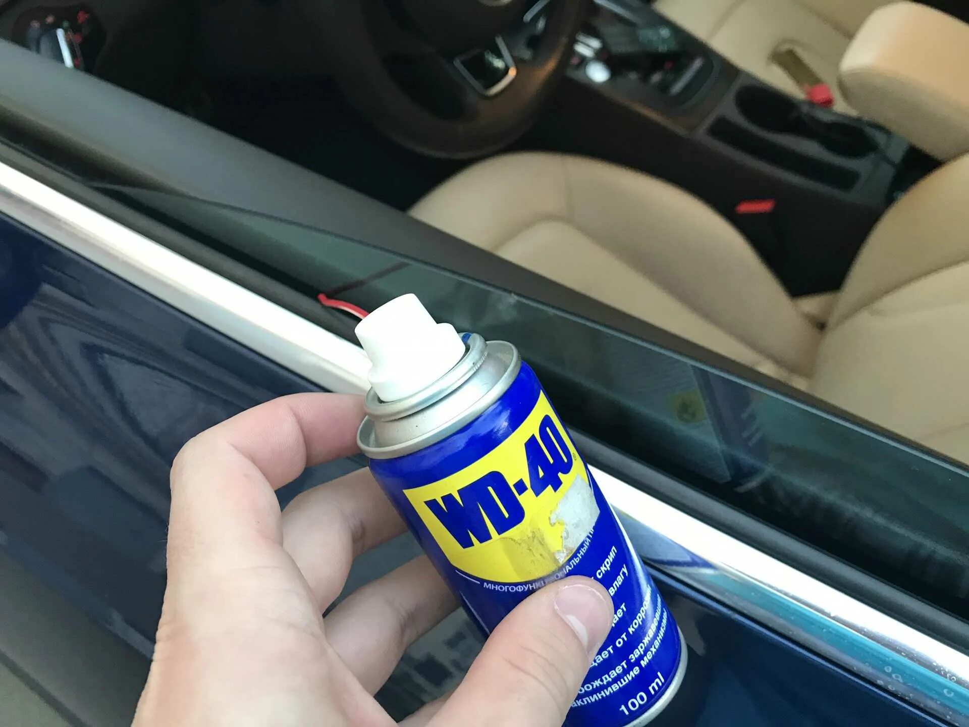 Смазка для дверей автомобиля от скрипа. Скрипят петли wd40. Смазка от дверей от скрипа. Смазка для петель дверей автомобиля.