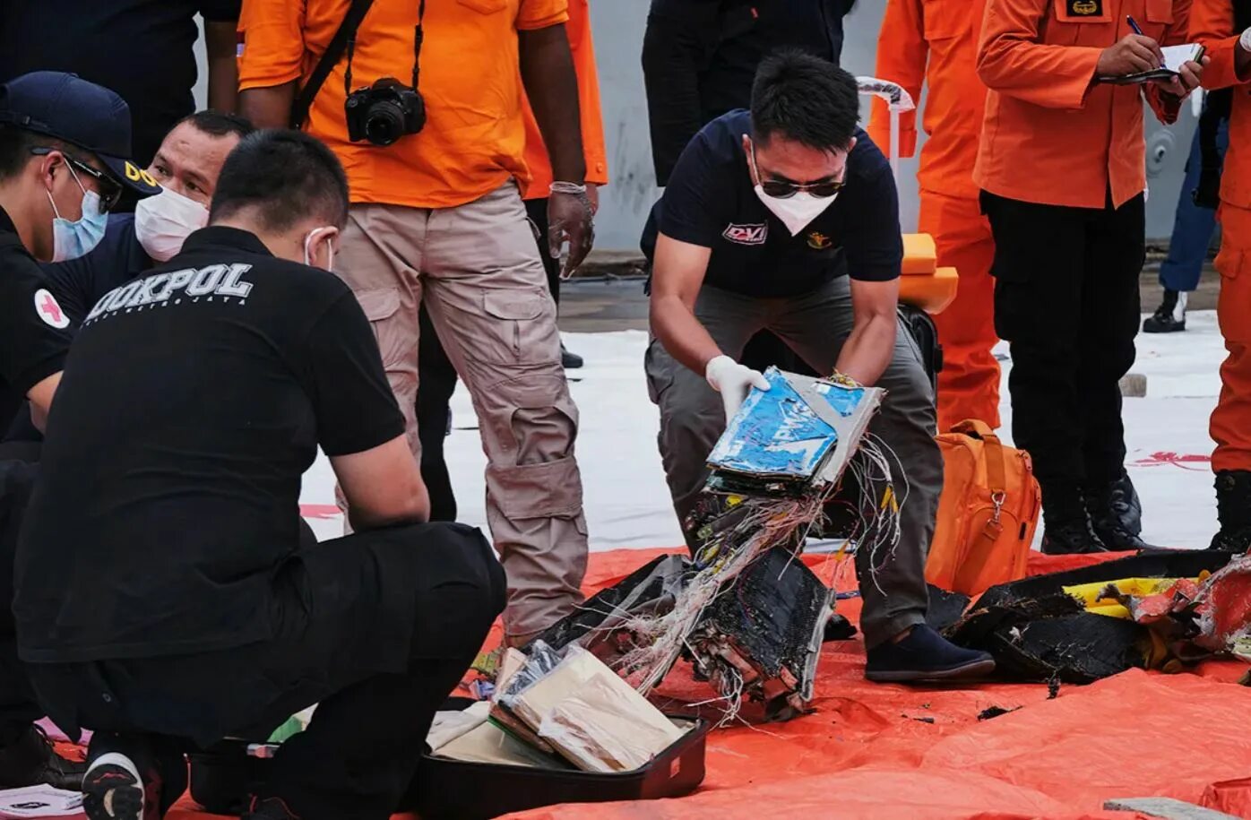 Авиакатастрофы черный ящик. Черный ящик авиакатастрофа. Авиакатастрофа в Индонезии. Авиакатастрофа в Джакарте. Авиакатастрофа Boeing 737 в Индонезии 9 января 2021 года.