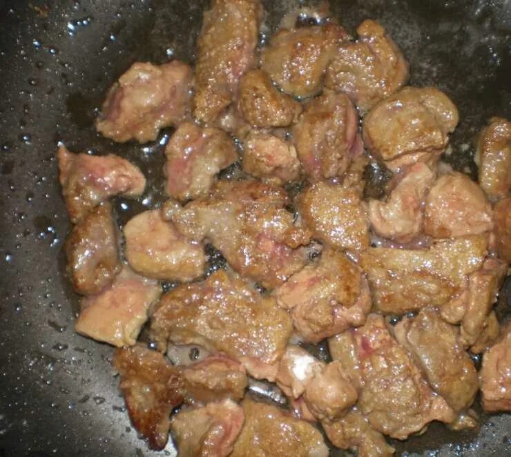 Как пожарить свиную печень на сковороде вкусно. Жареная печёнка с подливкой. вкусное блюдо из печени свиной. печень с подливкой. печень свиная жареная.