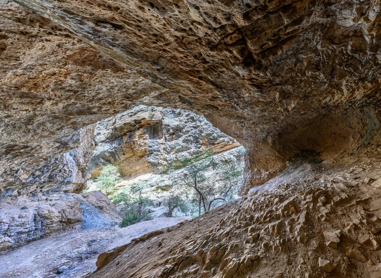 Тешик таш скала арка. Тешик таш. Пещеры-грот тешик-таш узбекистан. Грот тешик таш. Тешик таш.