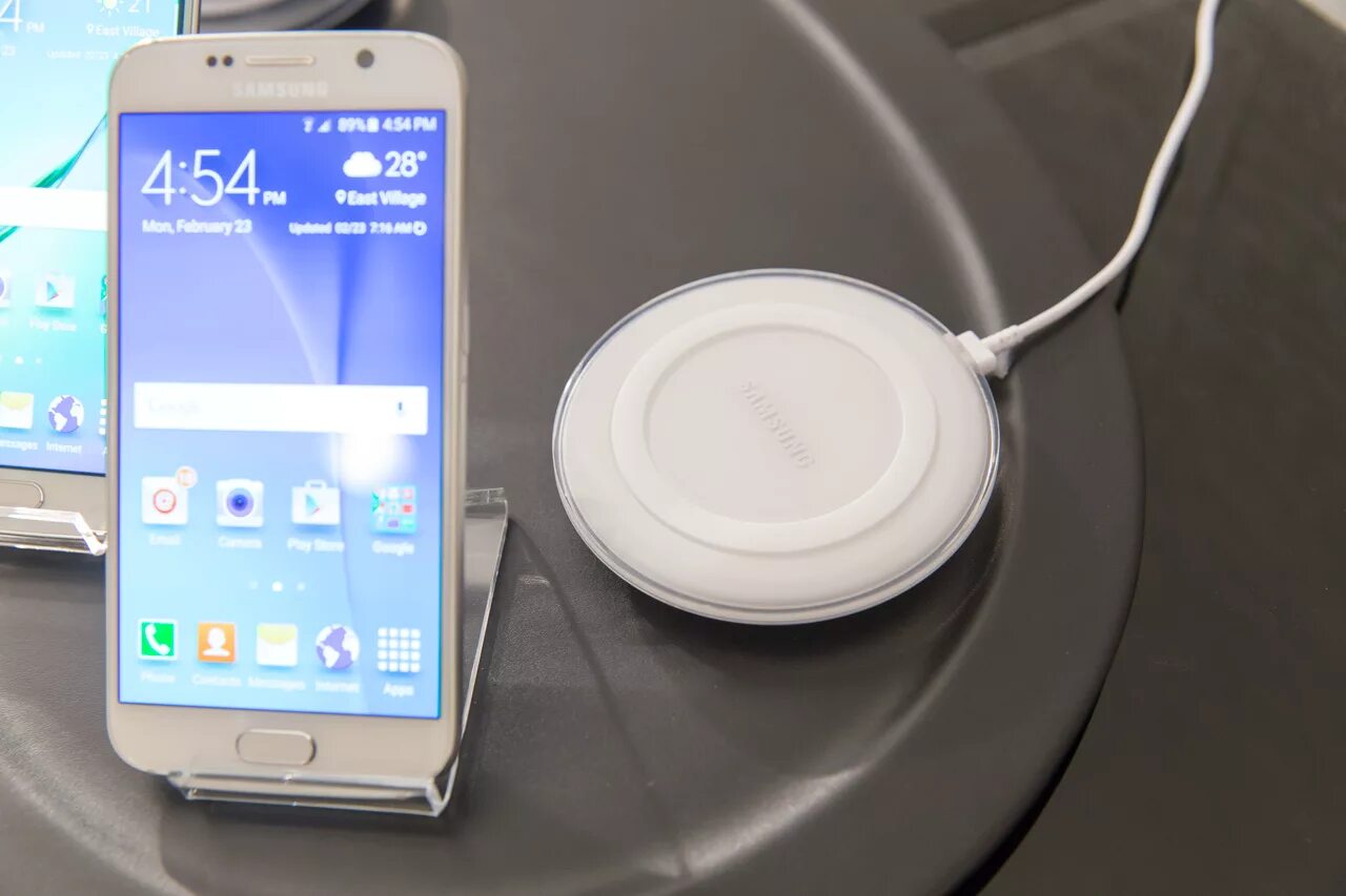 Телефон xiaomi поддерживает беспроводную зарядку. Беспроводная зарядка самсунг s22. Зарядка Wireless Charger Samsung. Беспроводная зарядка на самсунг а6. Samsung s6 беспроводная зарядка.