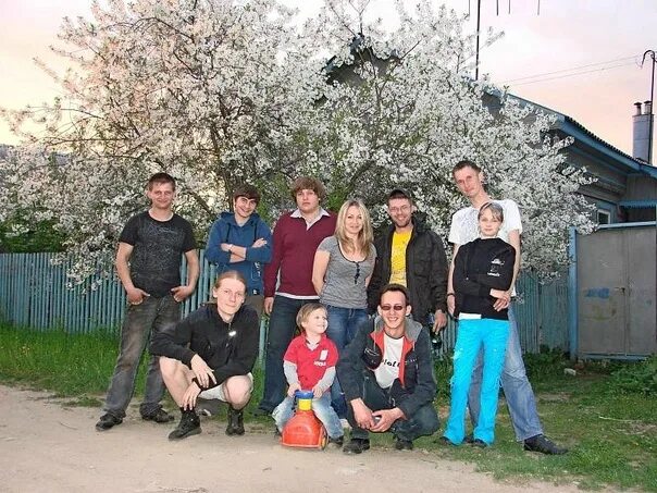 Десантники на параде. Люди ходят по пешеходке. Каменка ивановская область. 21 мая 2011. Автограф сессия с ильей бородиным.