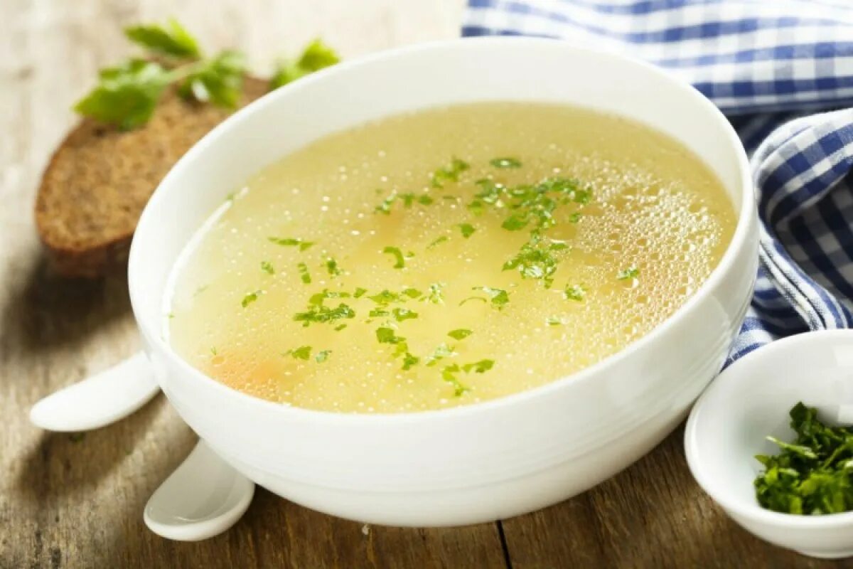 Прозрачный бульон консоме. Куриный суп консоме. Куриный суп консоме. Консоме с кнелями. Прозрачный бульон консоме.