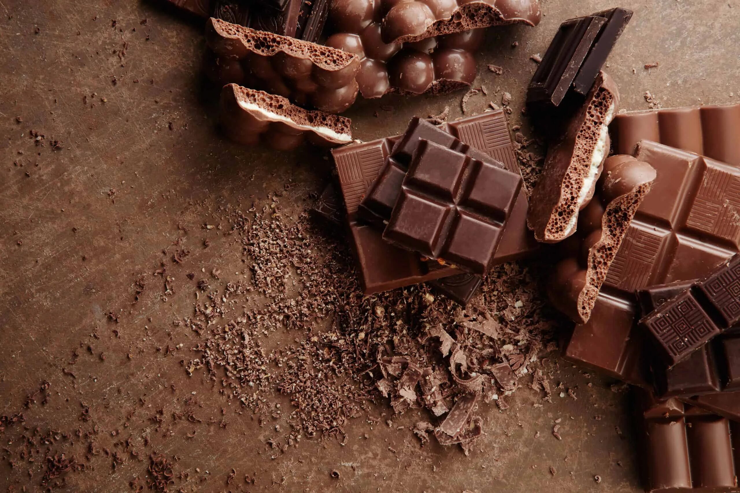 Какой шоколад качественный по составу. Полезный шоколад. Какао шоколад. Тертый шоколад. Молочный шоколад.
