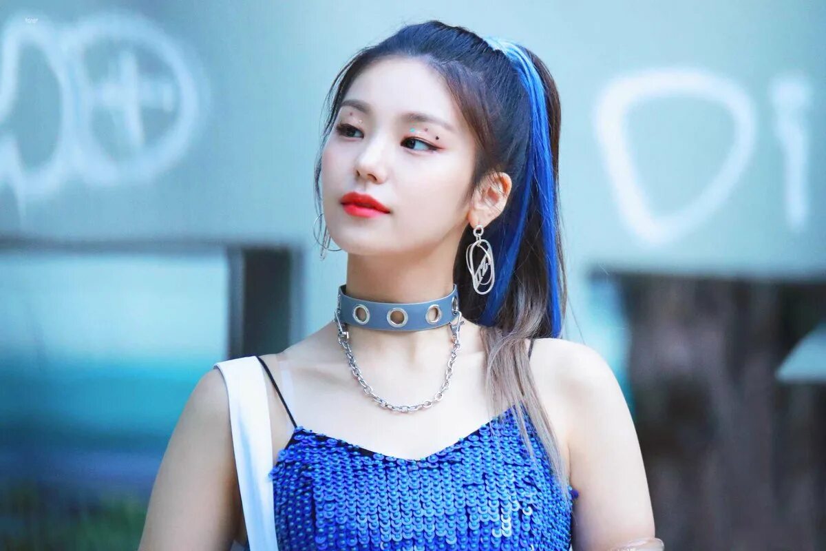 Itzy speed. Itzy chaeryeong. yeji itzy. itzy лиа. йёджи из itzy.