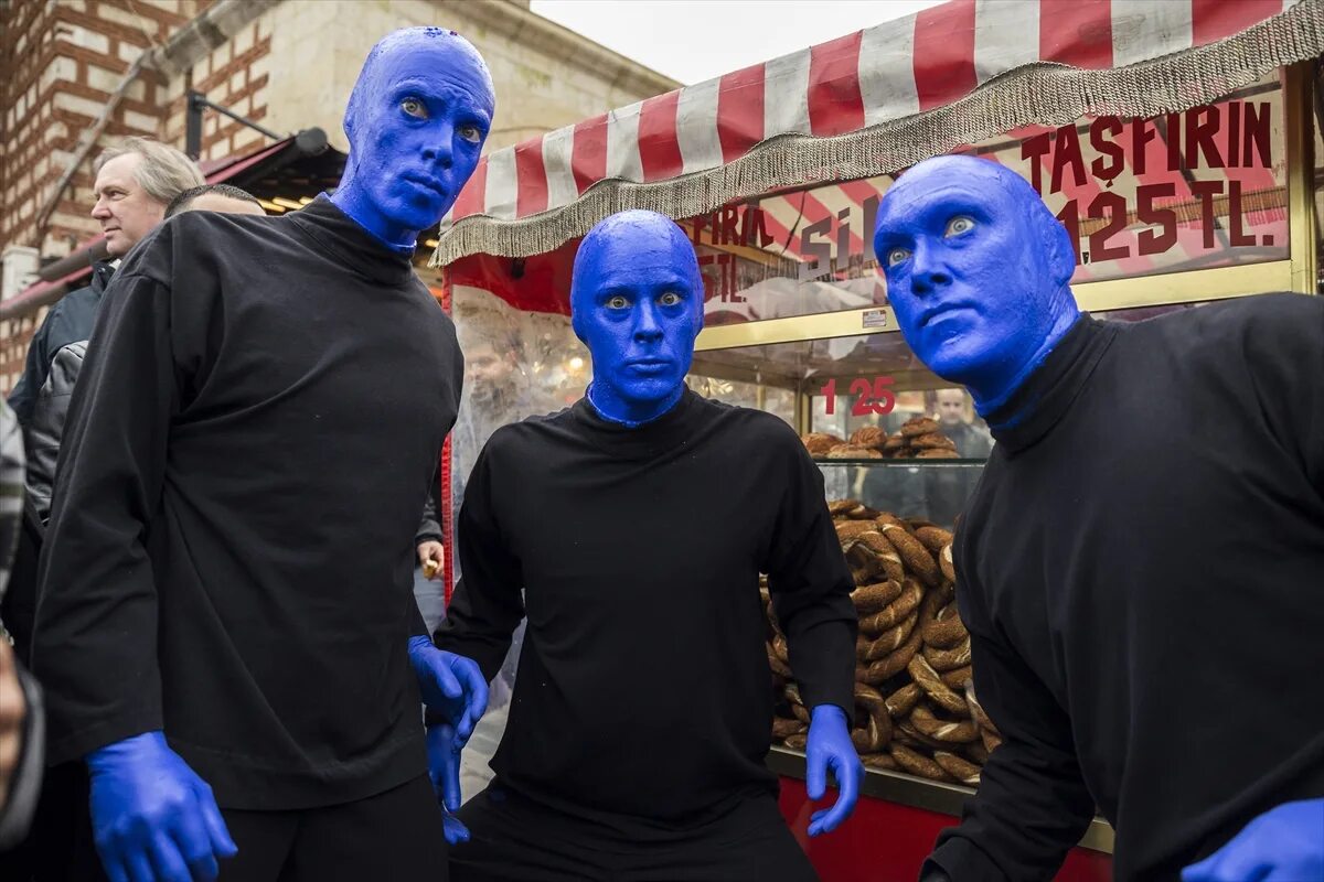 Группа голубых мужчин. Группа Blue man Group. Солистка группы Blue man Group. Blue man Group без грима. Blue man Group фото солистки.