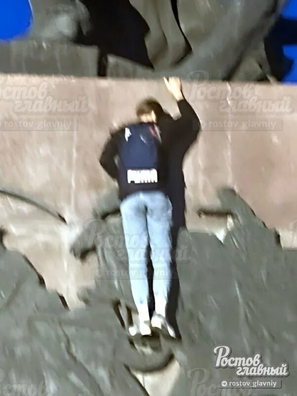 Напал на женщину в подъезде. Напал на девочку в подъезде. Где ночью мальчик пытался подкараулить человечков. Полицейский задерживает девушку. Где ночью мальчик пытался подкараулить человечков.