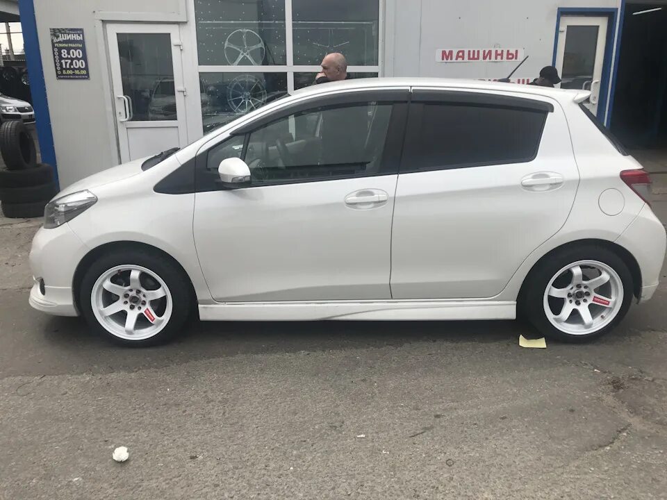 Toyota vitz r16. Литье r16 toyota vitz. Тойота витц 2012 белый литье. Toyota vitz 130 r15. Резина на тойота витц.
