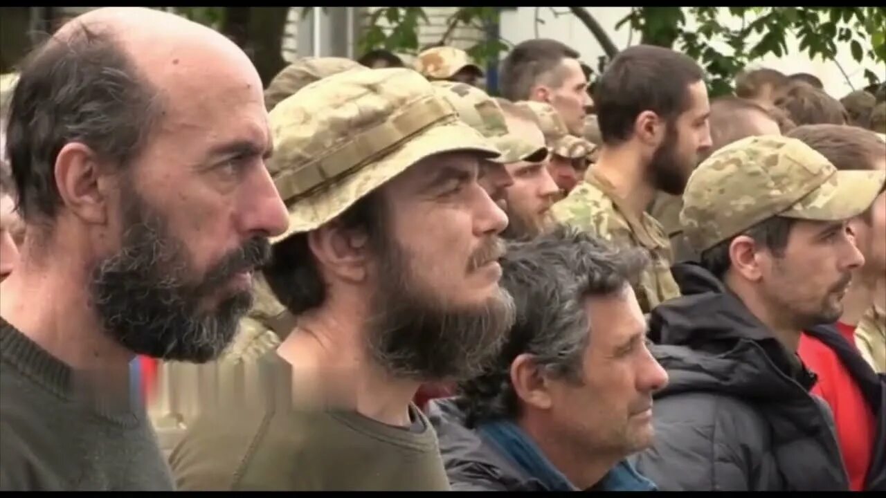 Держал пленного. Пленные азовцы в мариуполе 2022. Издевательство украинских военных над русскими военнопленными. Джек о’коннелл несломленный. Допрос военнопленного всу.