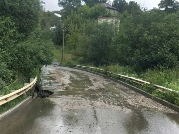 Кисловодск мост. Ливень. Ливневые дожди. Кисловодск речка мостик. Фрагмент моста