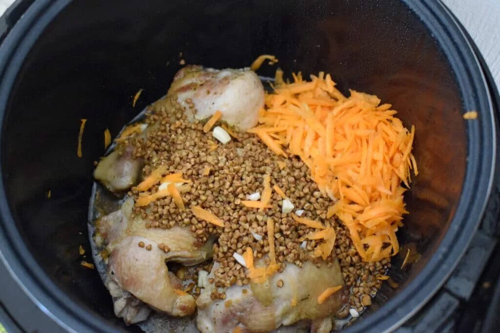 Куриные грудки с гречкой в мультиварке. Гречка с курицей в мультиварке. гречка с куриными ножками. куриные голени с гречкой в мультиварке. голени куриные с гречкой в мультиварке поларис.