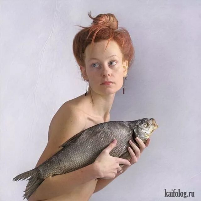 Девушка с рыбой. Я рыба а я пиво. Как понять девушку рыбу. Знак зодиака рыбы женщина характеристика. Девушка с рыбой.