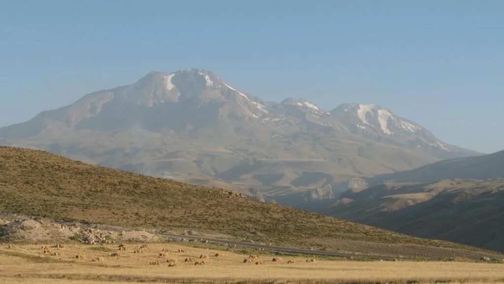 Догубаязит гид арарат. Гора арарат. Хор вирап зимой. Самый высокий массив армянского нагорья. Самый высокий массив армянского нагорья.