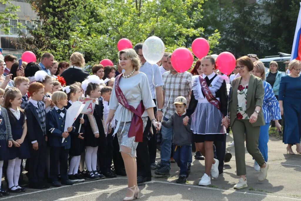 Последний звонок Белокурихинская школа 2. Школа 1 Белокуриха. Для выпускника школы от первого учителя. 2 Сентября 2024 школа 991. Видео школа сегодня