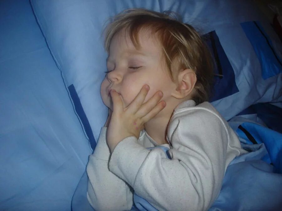 Почему ребенок скрипит зубами 4 года. Ребёнок скрипит зубами во сне.