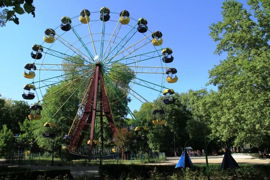 Парки кишинева. Парк Андриеш Бельцы. Парк Андриеш в Бельцах. Детский парк Андриеш Бельцы. Мариинский парк (Бельцы).