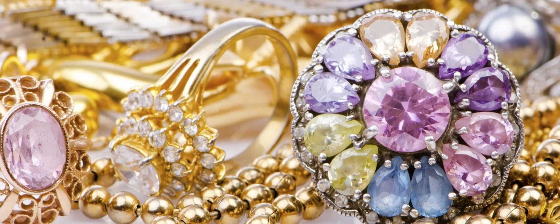 Картины с ювелирными украшениями. К чему снится найти украшения. К чему снится золото золотые украшения. Снится золото, сонник. К чему снится найти украшения.