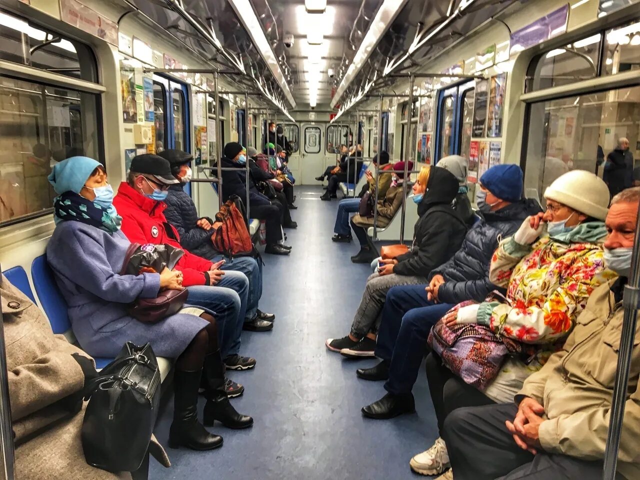 Какого числа выйдет метро. Люди в вагоне метро. камеры в вагонах метро.