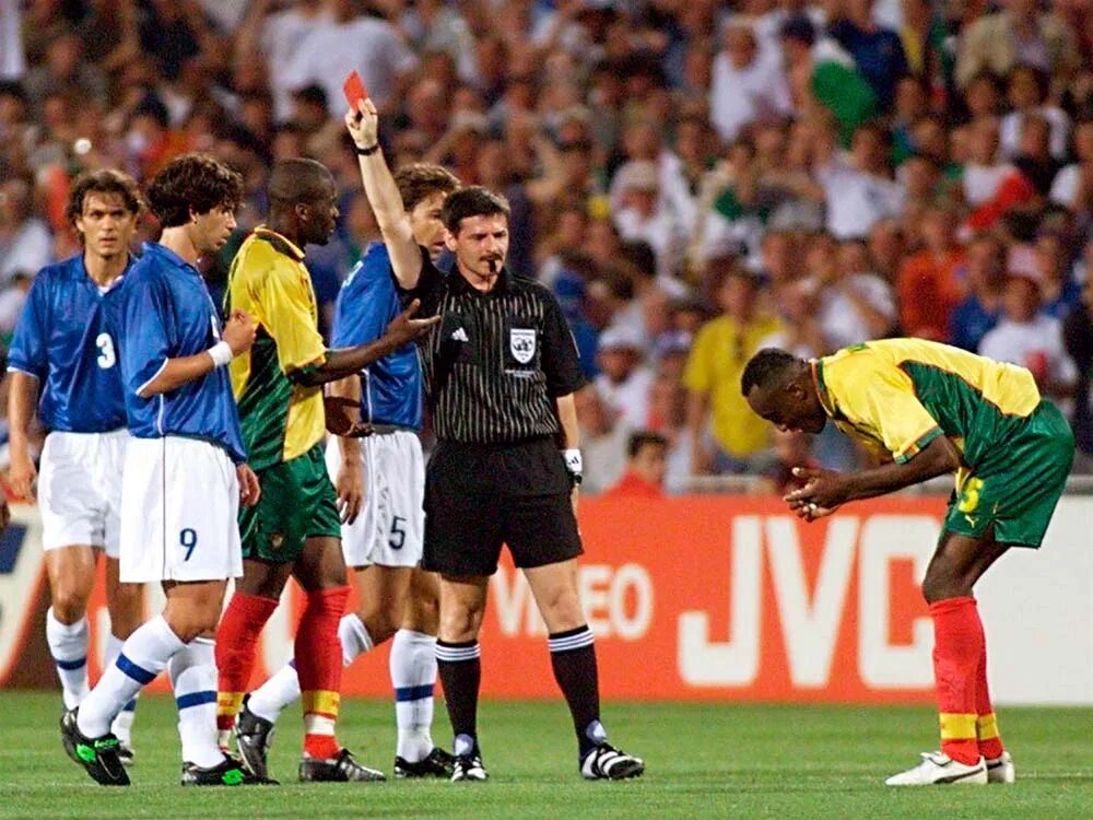 Символическая сборная евро 2012. Ляпы в футболе. Сборная италии 2020 евро финал. Сборная италии чемпион. 2000 евро.