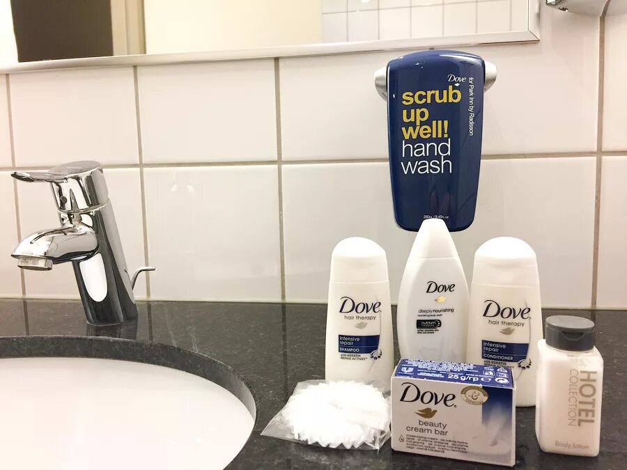 красивые женские руки. Well handed. Well handed. Well handed. Hand spreader for lawn fertilizer.