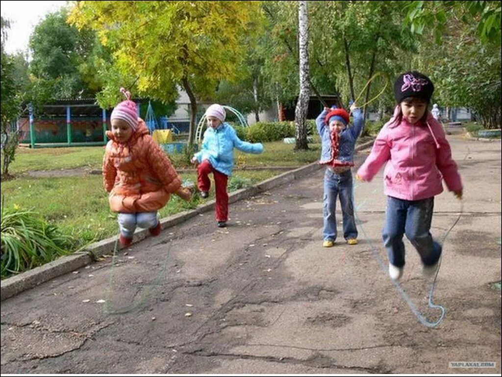 Подвижная игра 12 лет. Прогулка в детском саду. Прпогулка в детском сад у. Дети на прогулке. Прогулка на улице в детском саду.