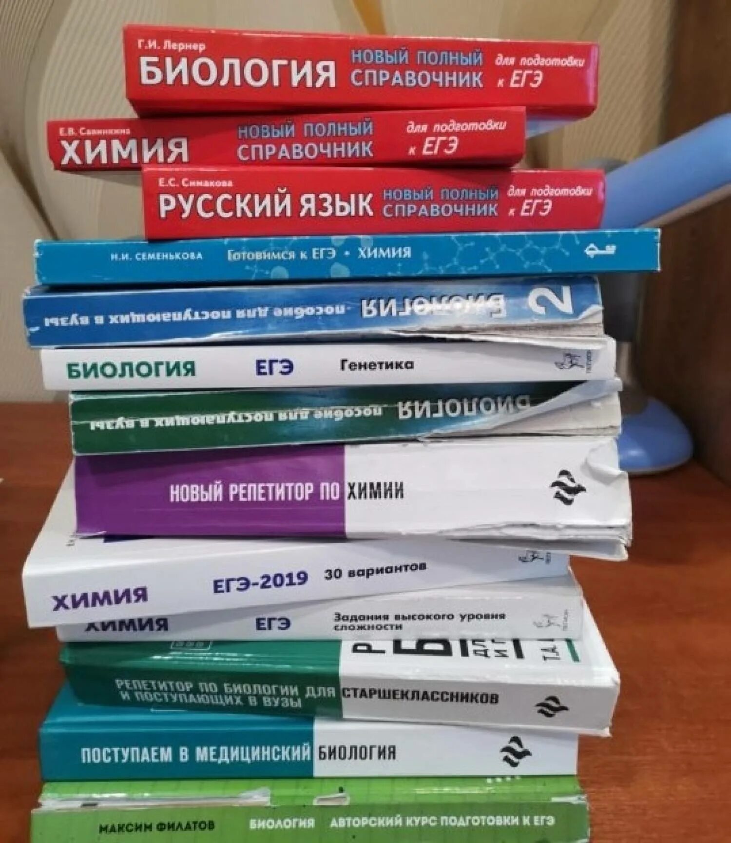 Книги для подготовки к ЕГЭ по химии. ЕГЭ химия и биология. Биология книги для подготовки к ЕГЭ. Справочник по химии ЕГЭ.